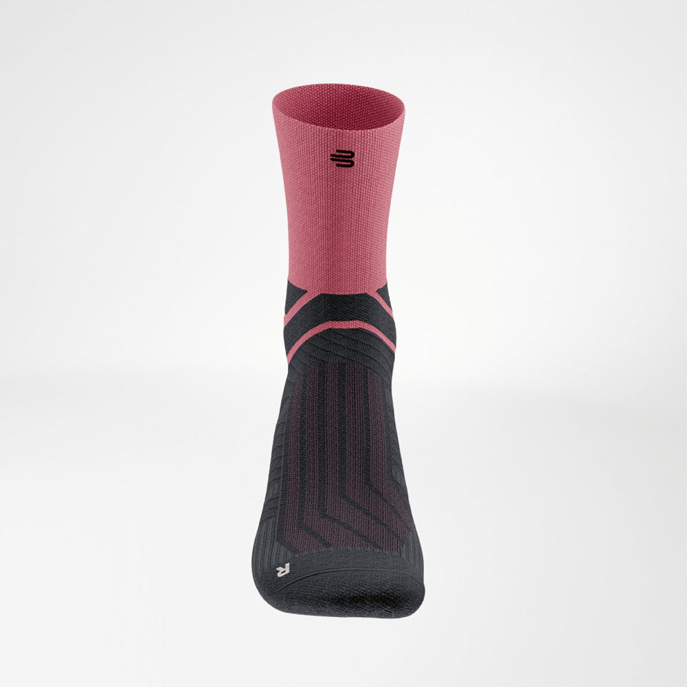 Run Performance Midcut Socks in rood, frontaal afgebeeld met zwart voetgedeelte en ademende zones, geoptimaliseerd voor dynamisch hardlopen.