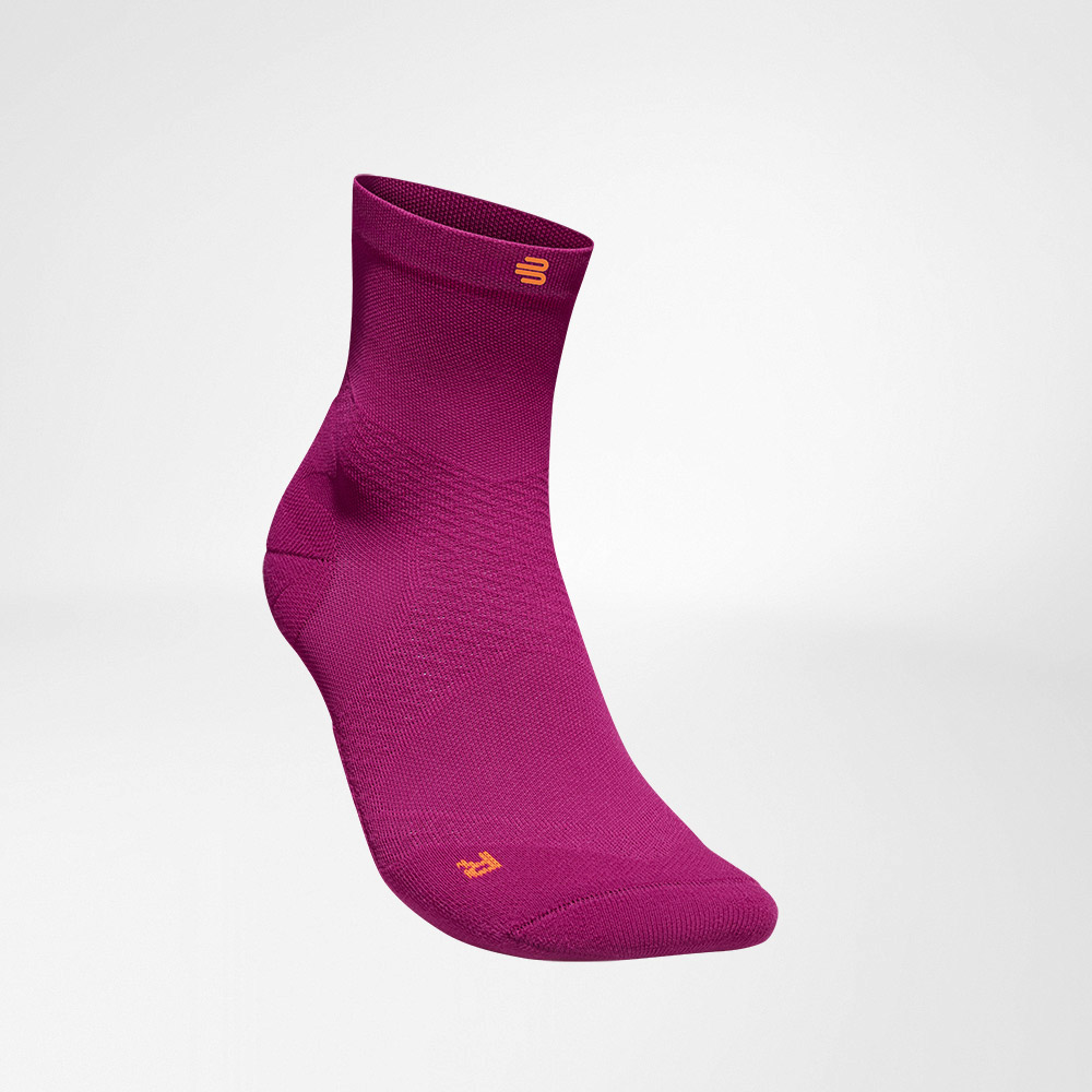 Lateraal vooraanzicht van de roze	 middelgrote	 luchtige gebreide lopende sokken