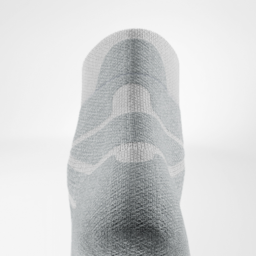 Achteraanzicht van een witte sportsok met anatomische demping rond de achillespees – voor optimale drukverdeling en comfort bij het hardlopen.