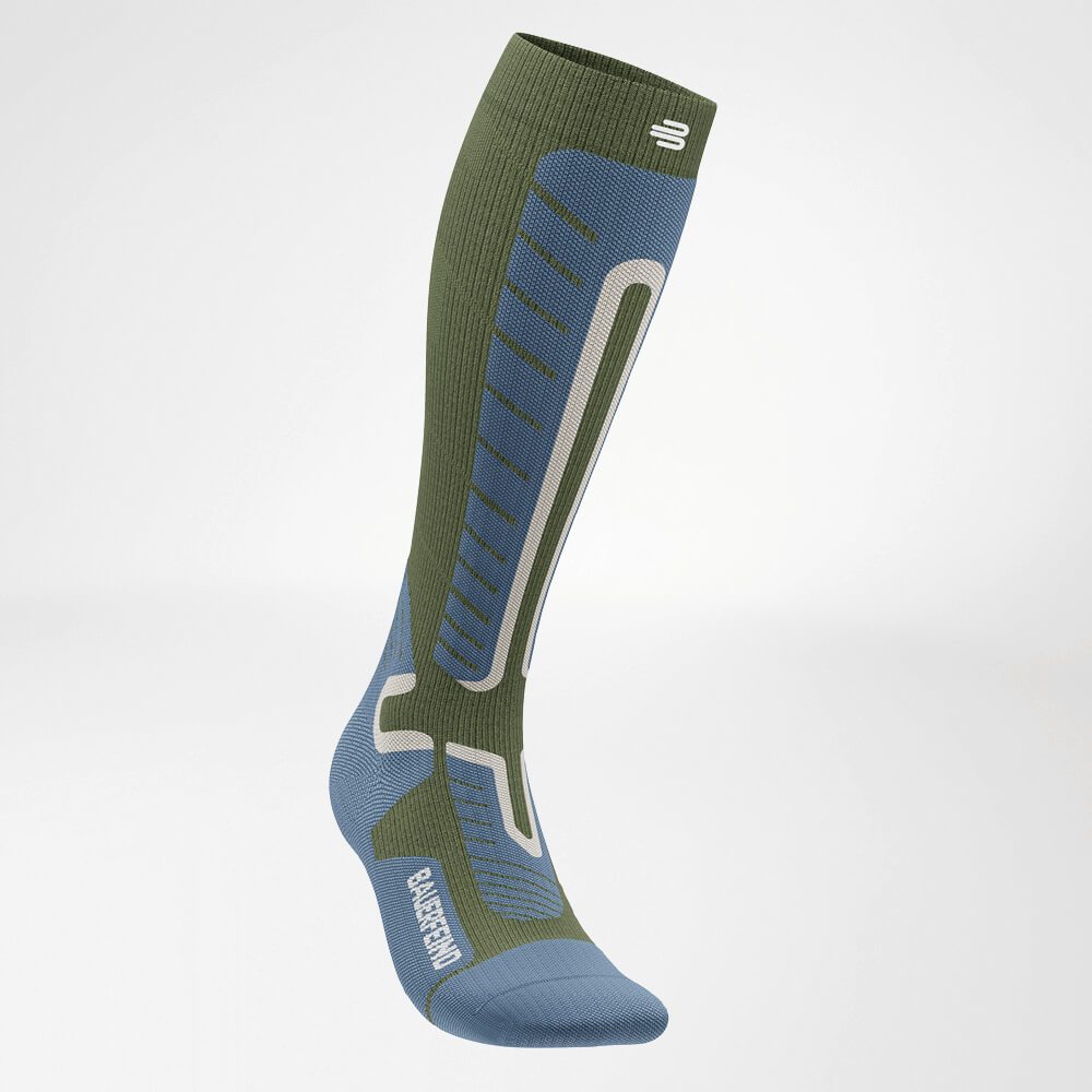 Zijaanzicht van een groene ski-compressiesok met versterkt breipatroon voor verbeterde stabiliteit en comfort. Perfect voor wintersport en lange dagen op de piste.