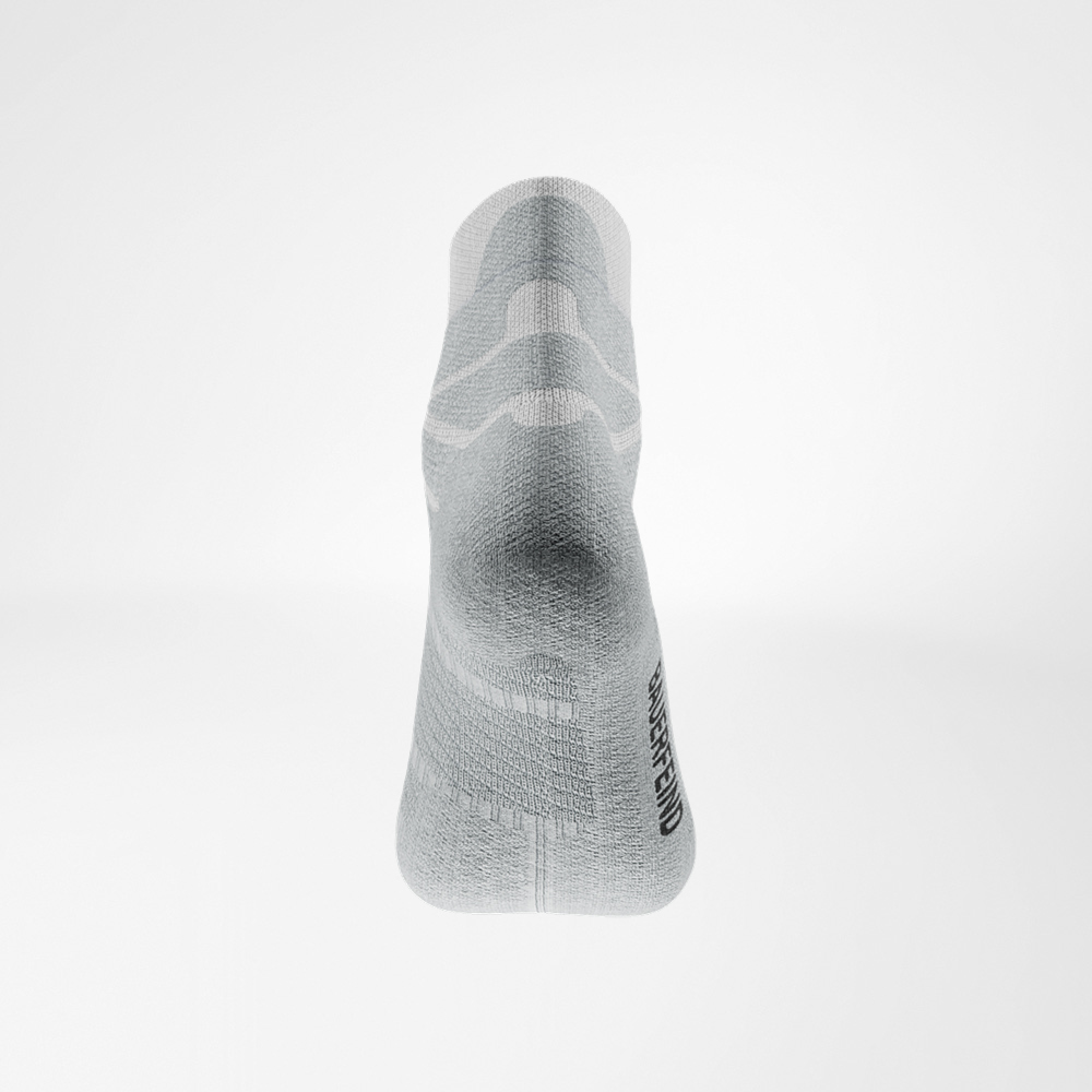 Witte Run Performance sok van achteren Achteraanzicht van de witte Run Performance Low Cut sok van Bauerfeind, hiel duidelijk zichtbaar, logo aan de zijkant verwerkt.