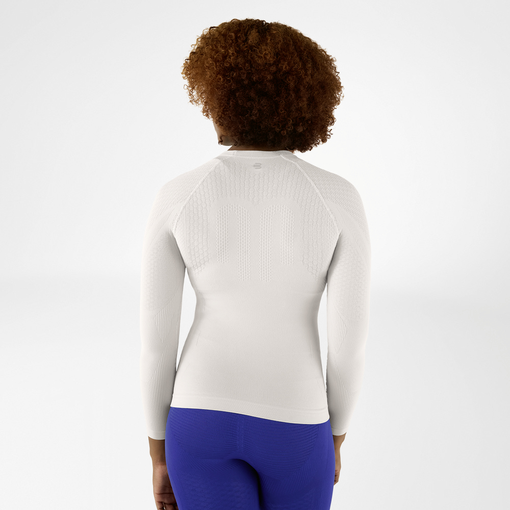 Achteraanzicht van een zilvergrijs, nauwsluitend langmouwshirt met gestructureerd ontwerp