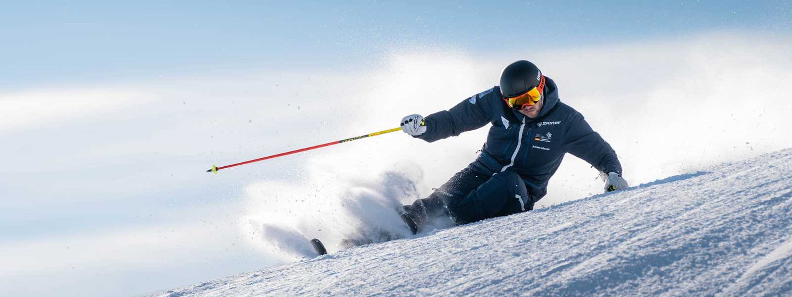 Geboren tot ski: deel je onze passie voor sneeuw en prachtige afdalingen? Skiërs in een donker pak in een extreme helling bij het vertrek