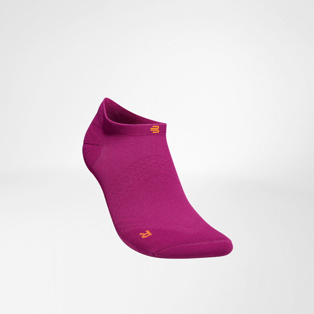 Lateraal vooraanzicht van de roze korte	 licht lopende sokken