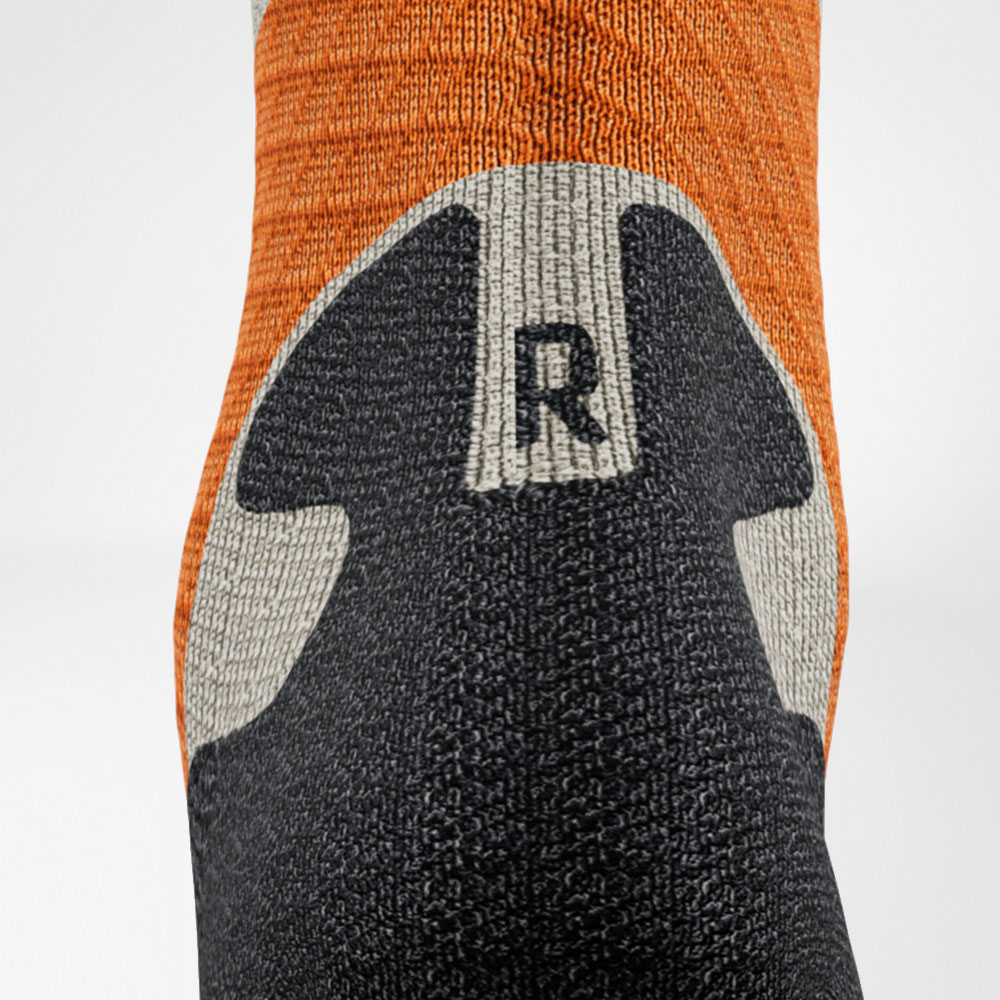 Central Trail Runrun Running Socks Gray-Orange Detail Achilles Comfort Gedetailleerde absorptie achilles comfortzone van de grijze -of -range medium -lengte trail run -lopende sokken