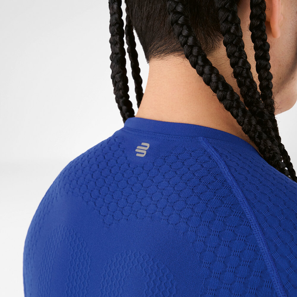Achteraanzicht van een blauw compressie-langmouwshirt met gevlochten kapsel
