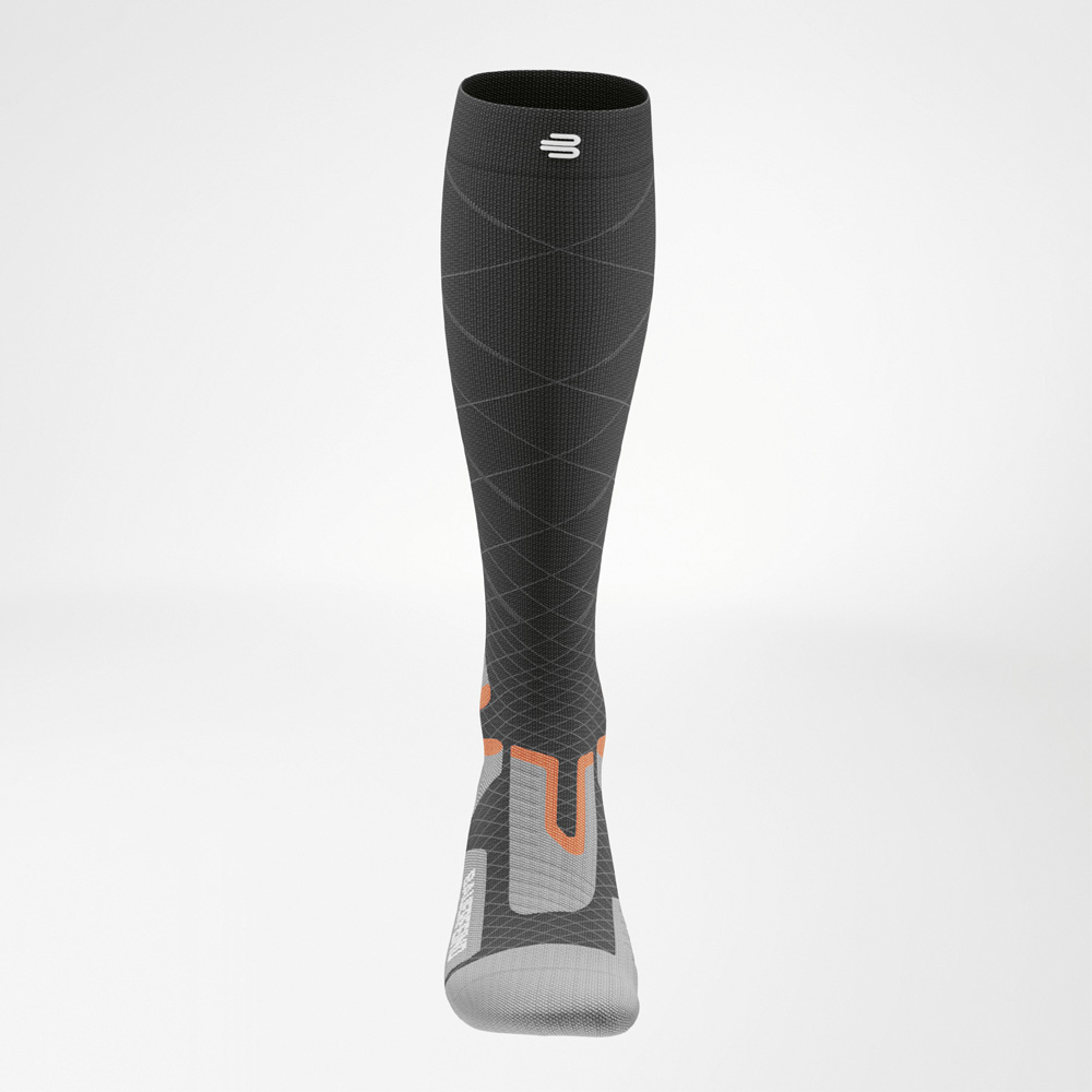Vooraanzicht van de Bauerfeind Sports Ski Performance sok. Fijne lijnen benadrukken de progressieve compressie in de kuitzone, met oranje accenten voor extra ondersteuning.