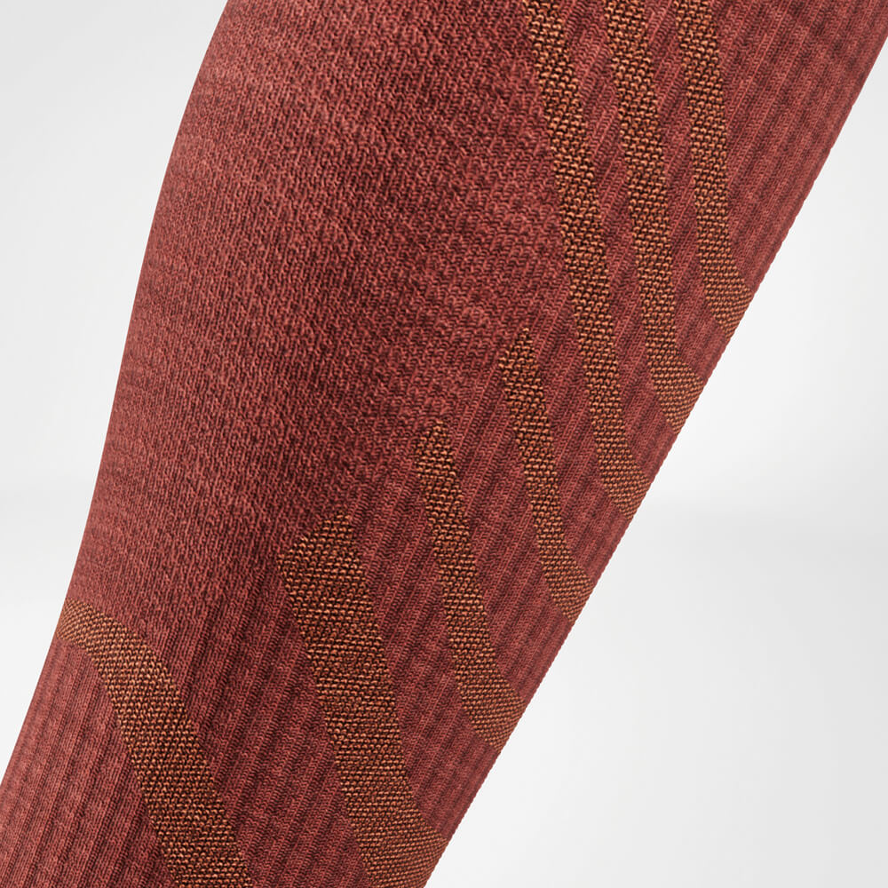 Detailopname van het breipatroon op de kuit van de Merino Outdoor Socks in granaat.