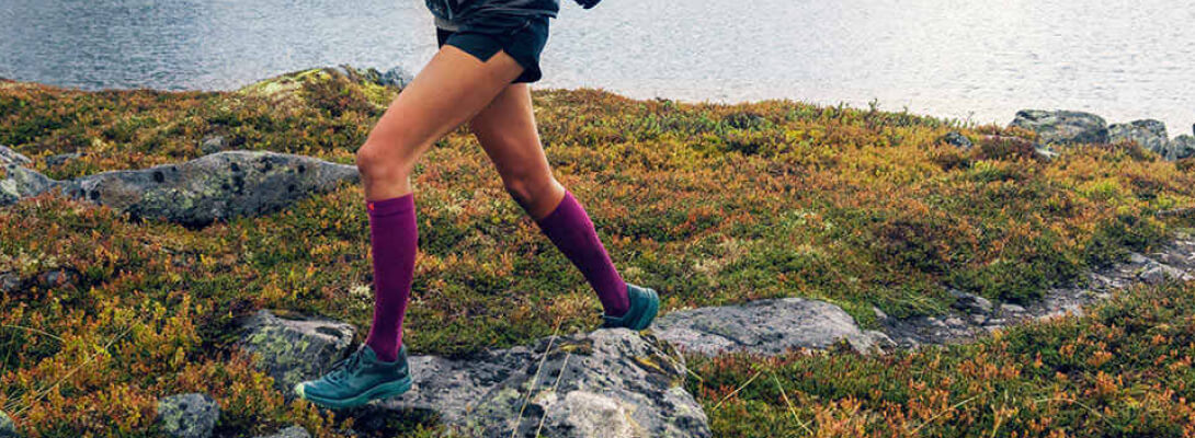 Compressiesokken sport ultralicht berry tijdens het hardlopen Langer De roze lichte compressiesokken en loopt op één manier