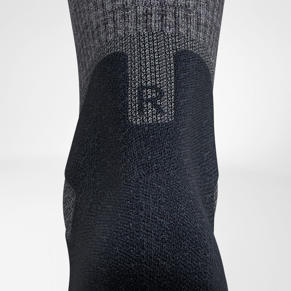 Merino wandelsokken donkergrijze detail achilles comfort Gedetailleerd beeld van het Achilles 'gebied van de merino -wandelsokken in donkergrijs