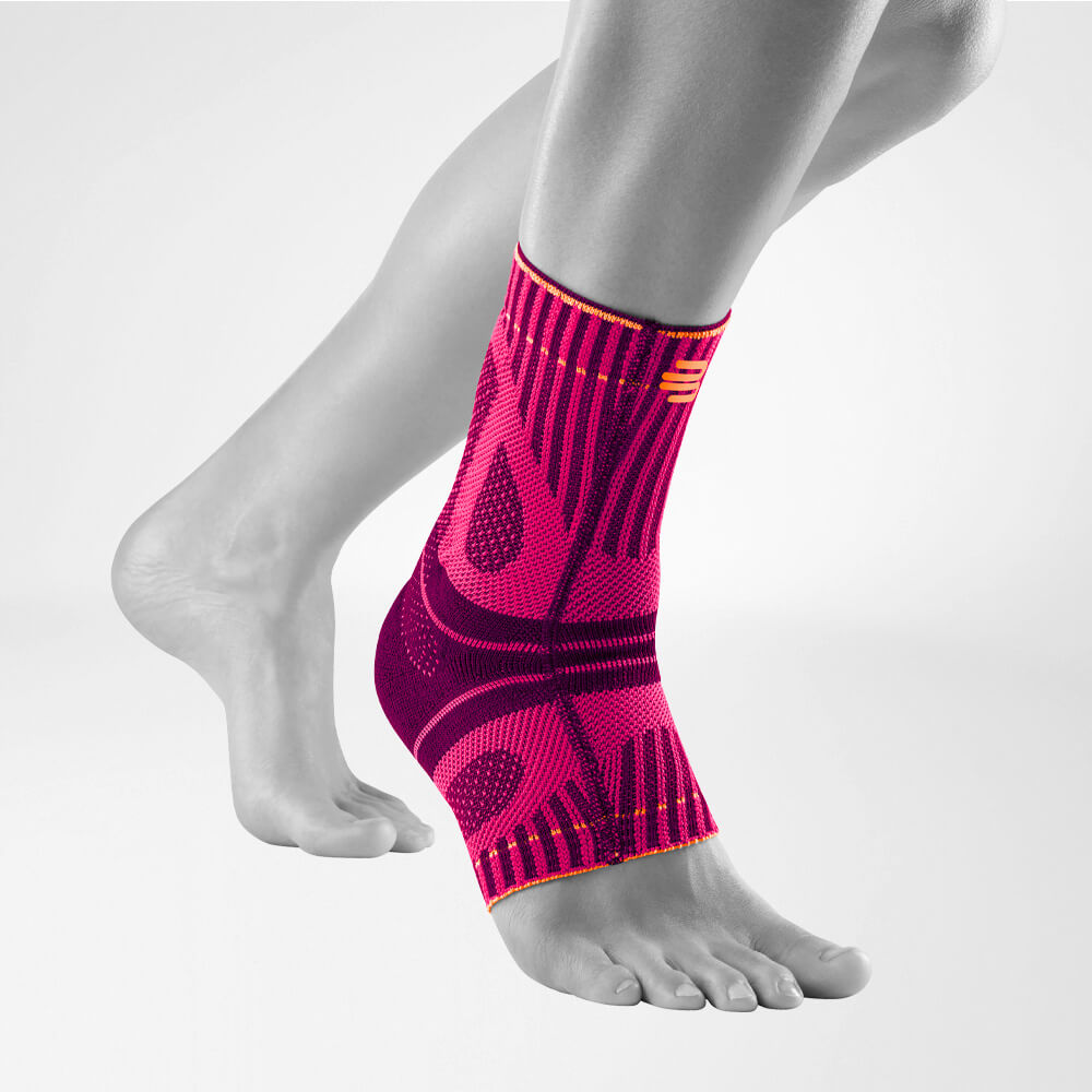 Achilles pees verband roze vooraanzicht raar Lateraal compleet uitzicht op het roze achilles peesverband op de gestileerde grijze voet