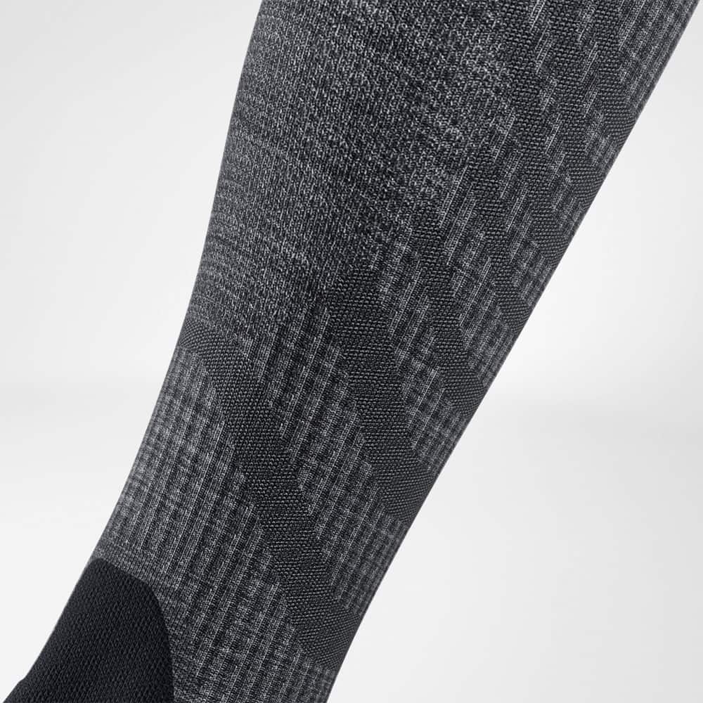 Merino wandelsokken donkergrijze detailcompressiezones Gedetailleerd beeld van het kalfsgebied van de merino -wandelsokken in donkergrijs