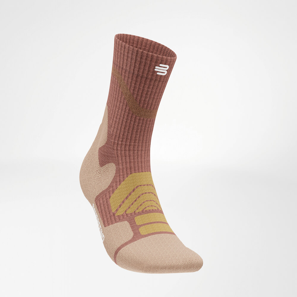 De Merino Outdoor Socks in een schuine vooraanzicht, waarbij het stijlvolle ontwerp en de functionele details, zoals verstevigingen en ademend materiaal, worden gepresenteerd. Perfect voor veeleisende outdooravonturen.