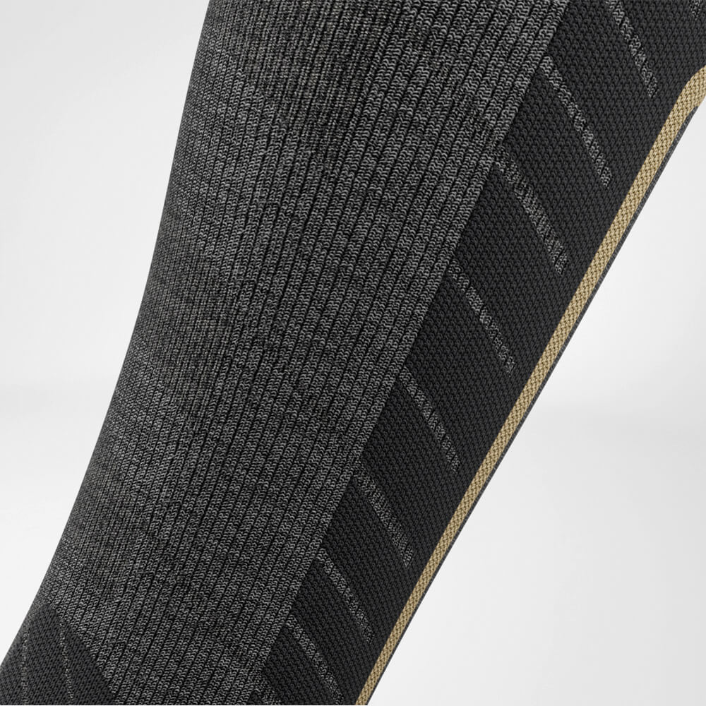 Skisok downhill met merinowol grijs detail compressiezone Detail van de kuitcompressiezone van de grijze sportsok voor skiën met merinowol