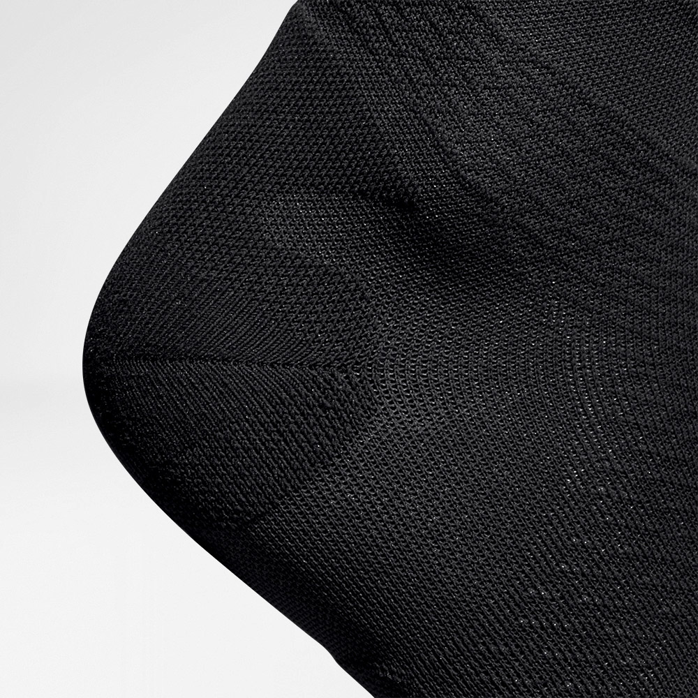 Mittellange Sportsocken ultraleicht black Detail Heel Protection Detailansicht der Fersenschutzzone der mittellangen luftig gestrickten schwarzen Laufsocken