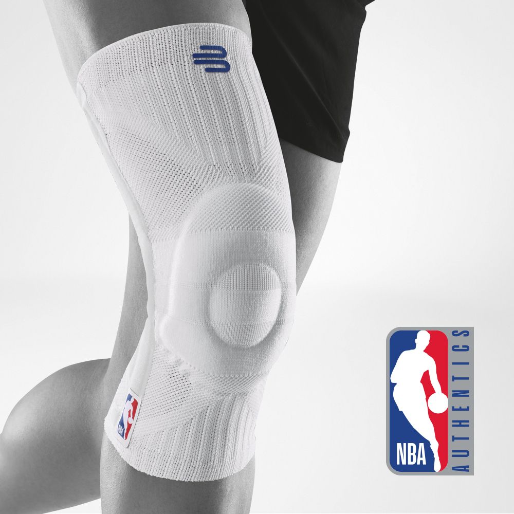 Volledig uitzicht op de witte knieondersteuning NBA op de gestileerde grijze body met een extra NBA -logo op de foto