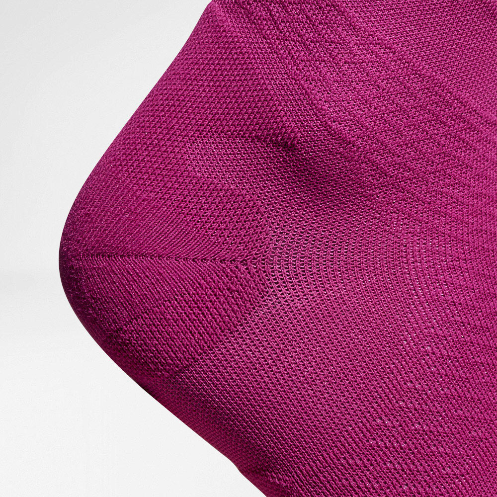Compressie Sokken Sport Ultralight Berry Detail Heel Protection Gedetailleerd beeld op de hielbeschermingszone van de roze -gekleurde luchtige gebreide compressiesokken en hardlopen