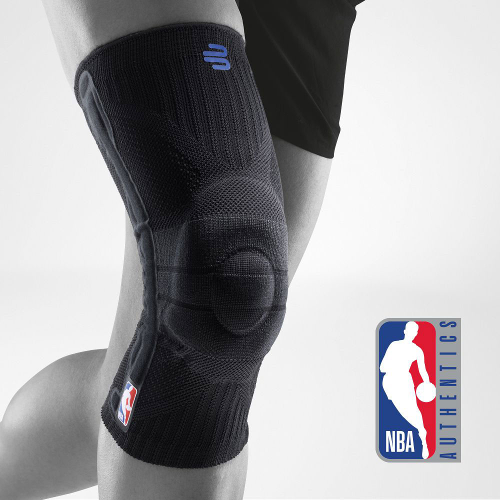 Volledig uitzicht op de zwarte knieondersteuning NBA op de gestileerde grijze body met een extra NBA -logo op de foto