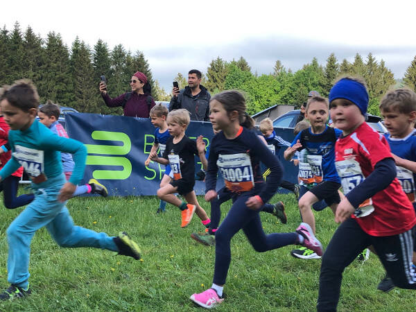 Rennsteiglauf ook voor kinderen Snapshot van de racenritkinderen kort na de start