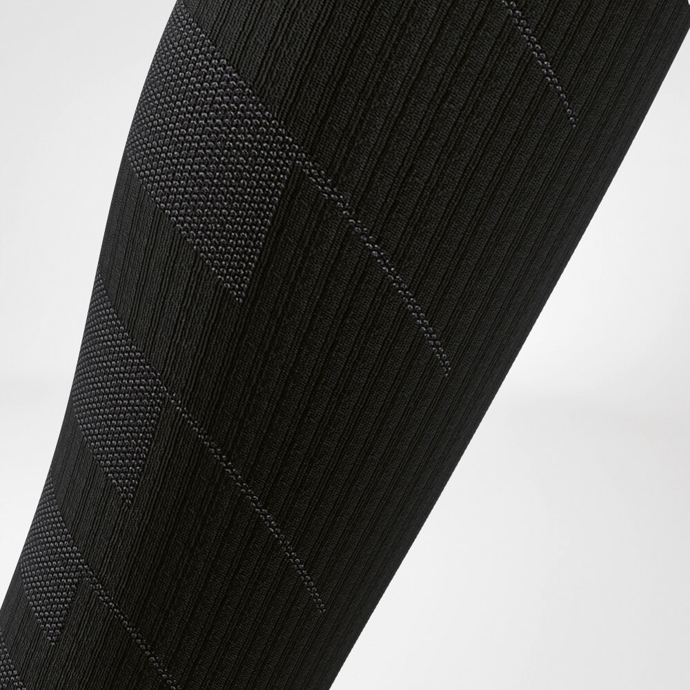 Gedetailleerd uitzicht op het kalfsgebied van de Gedetailleerd uitzicht op het Achilles 'gebied van de grijs zwart-wit Trail Run - Running Socks