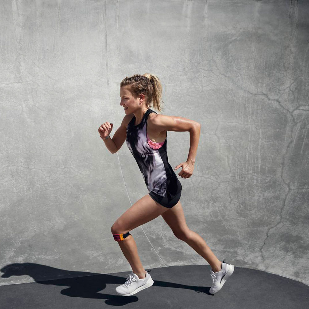 Knie -riem tijdens het rennen Breaker op een steenachtig oppervlak draagt een sportknieriem