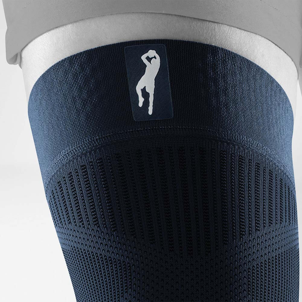 Knie mouw Dirk Nowitzki Detail Logo Gedetailleerde weergave op het bovenste deel van Dirk Nowitziki Knee Sheeves met een focuslogo