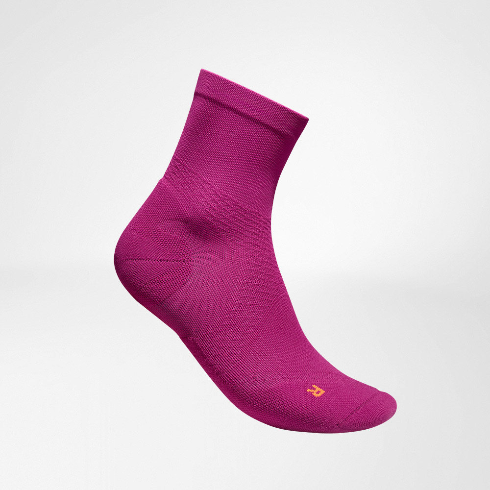 Central Sports Socks Ultra -Echo Berry Side View Lateraal compleet uitzicht op de berrybessende luchtige gebreide lopende sokken