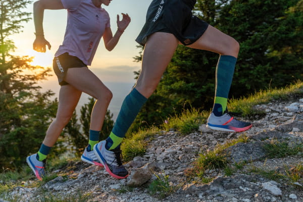 Hahner Twins rennen een pad op en draag trail run sokken