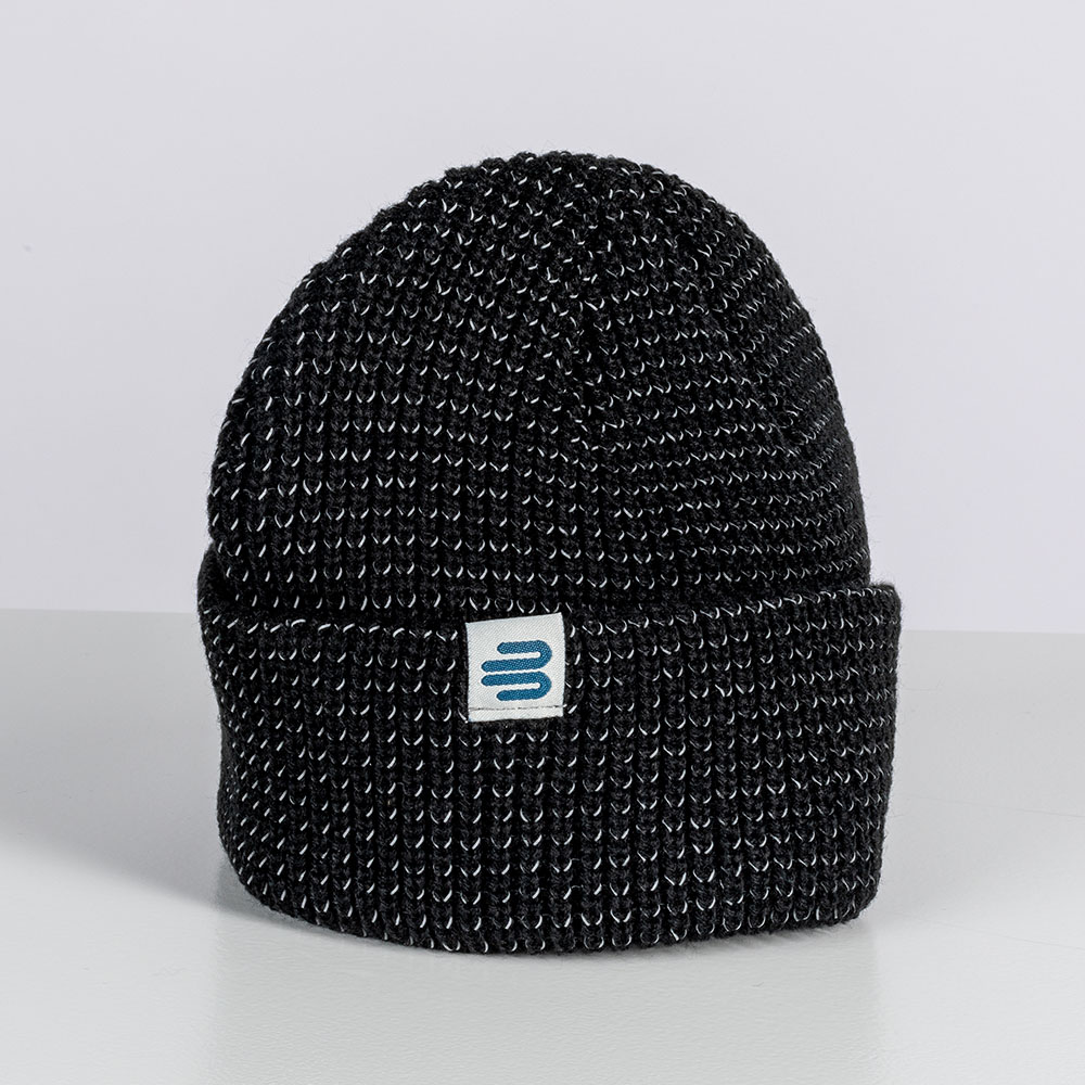 Tijdloze stijl: De Bauerfeind Sports muts voor koude dagen Een zwarte gebreide muts van Bauerfeind Sports met geborduurd logo op een lichte achtergrond in de studio. De muts heeft een grove structuur en een omgeslagen rand.