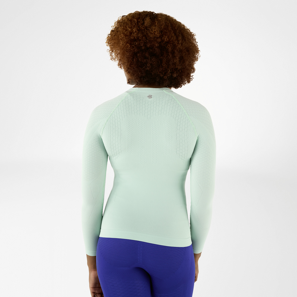 Achteraanzicht van een lichtgroen, nauwsluitend langmouwshirt met gestructureerd ontwerp