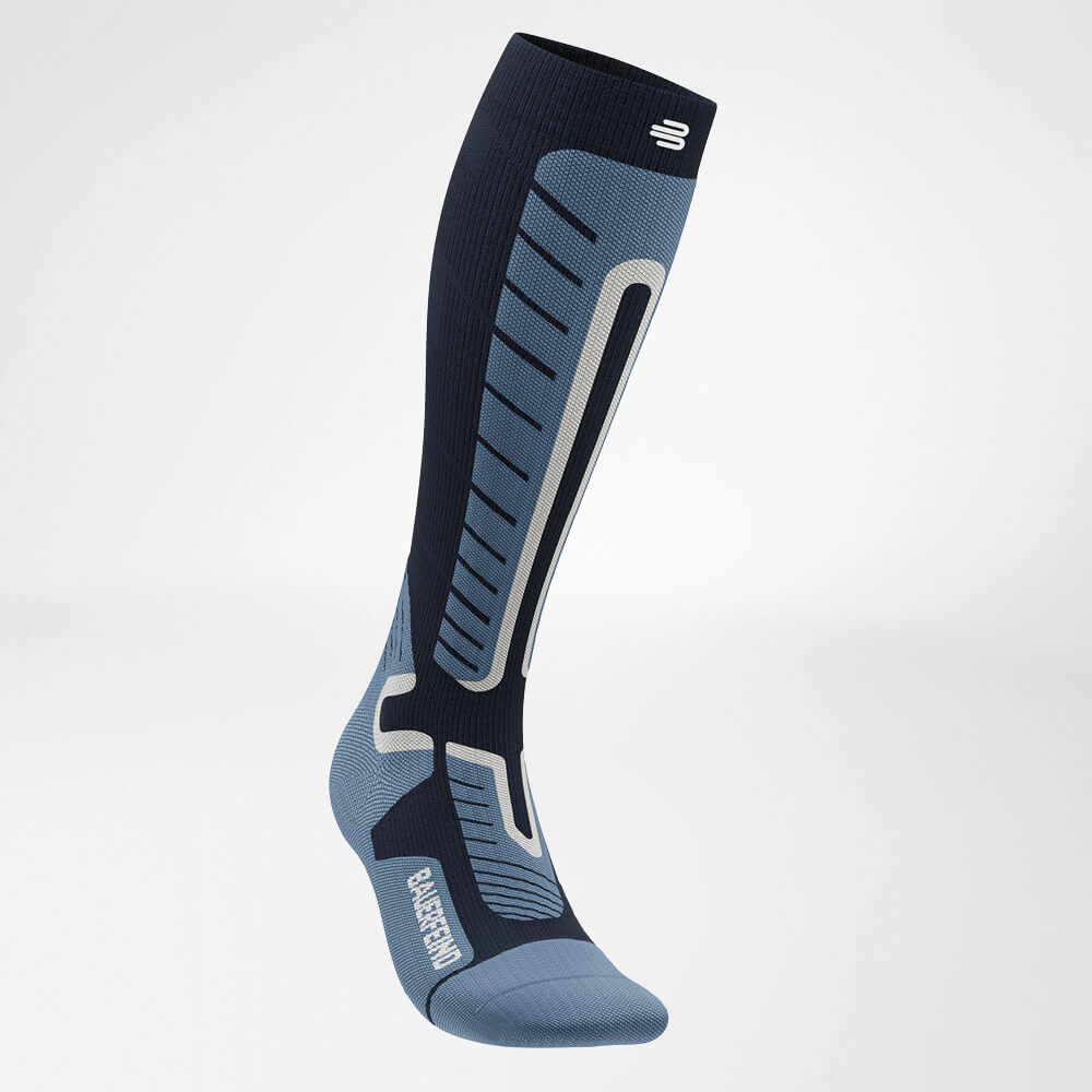 Zijaanzicht van een blauwe ski-compressiesok met versterkte zones voor meer stabiliteit en comfort. Ontworpen voor maximale prestaties bij het skiën.