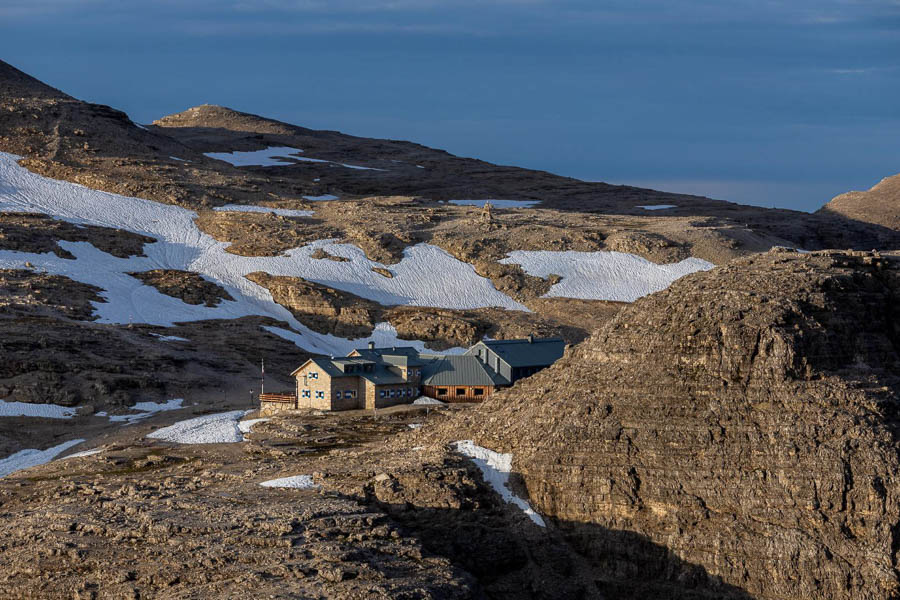 Mooie berghut in de Dolomieten Berghut in het bergpanorama van de Dolomieten, met wat sneeuw eromheen.