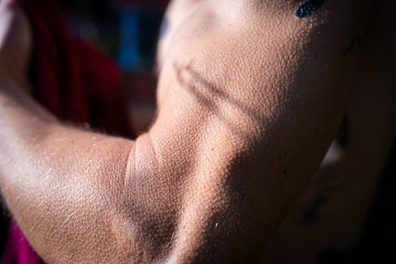 Onderarm met kippenvel als koude-effect Detailopname van een onderarm met kippenvel, het effect van de kou is duidelijk zichtbaar op de huid.