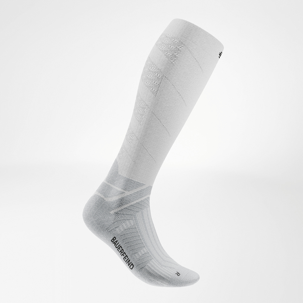 Zijaanzicht van de witte Run Performance Socks Long, rechtersok met zichtbare compressiezones en duidelijke structuur op de wreef.