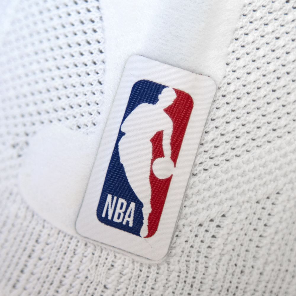Close -up van de NBA -logo's op de White Sports Knee Support NBA