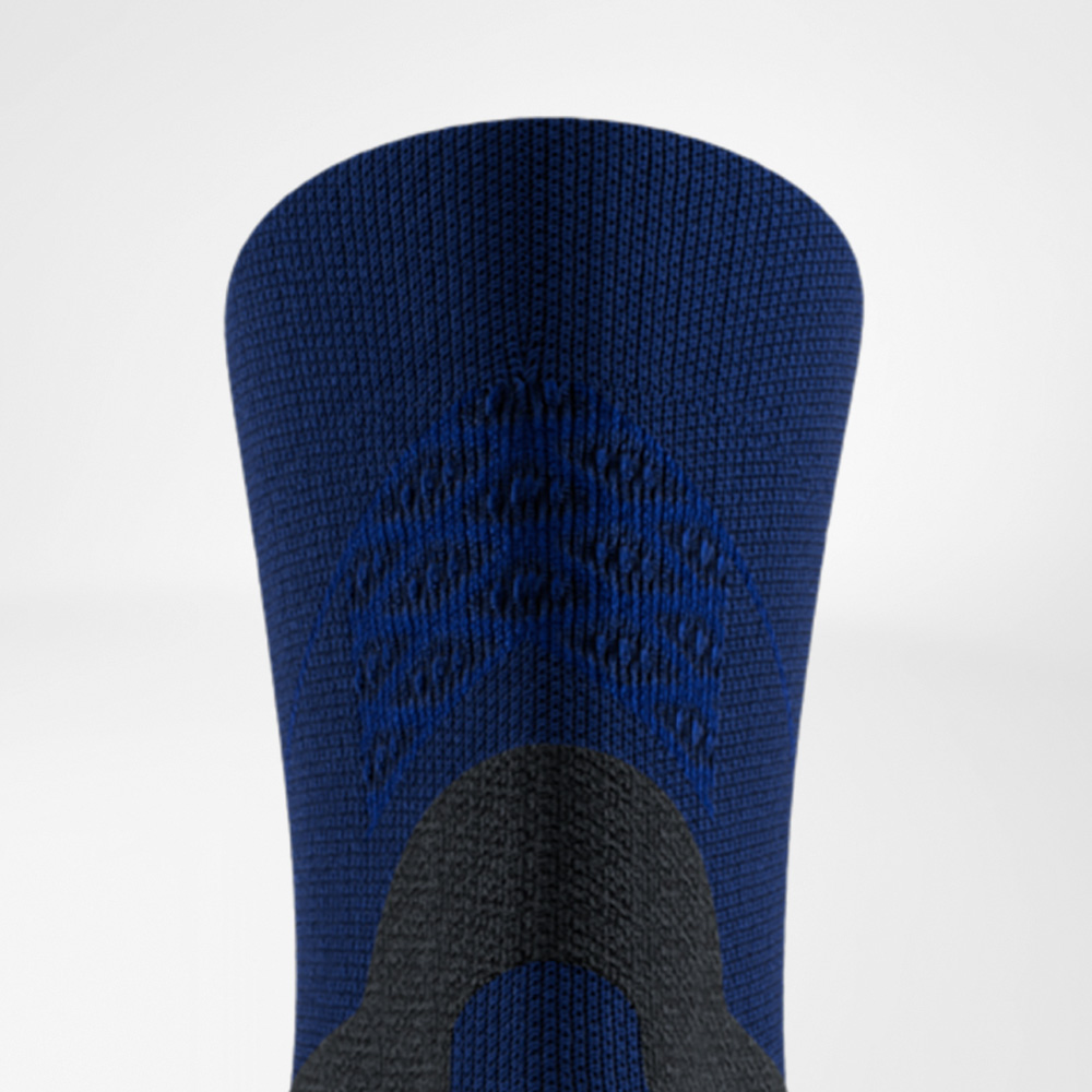 Detailweergave van de Run Performance Midcut Socks in navy met zwart gedeelte. Goed zichtbaar zijn de geïntegreerde 3D-dots aan de schacht, die gerichte ventilatie en stabiliteit bieden.
