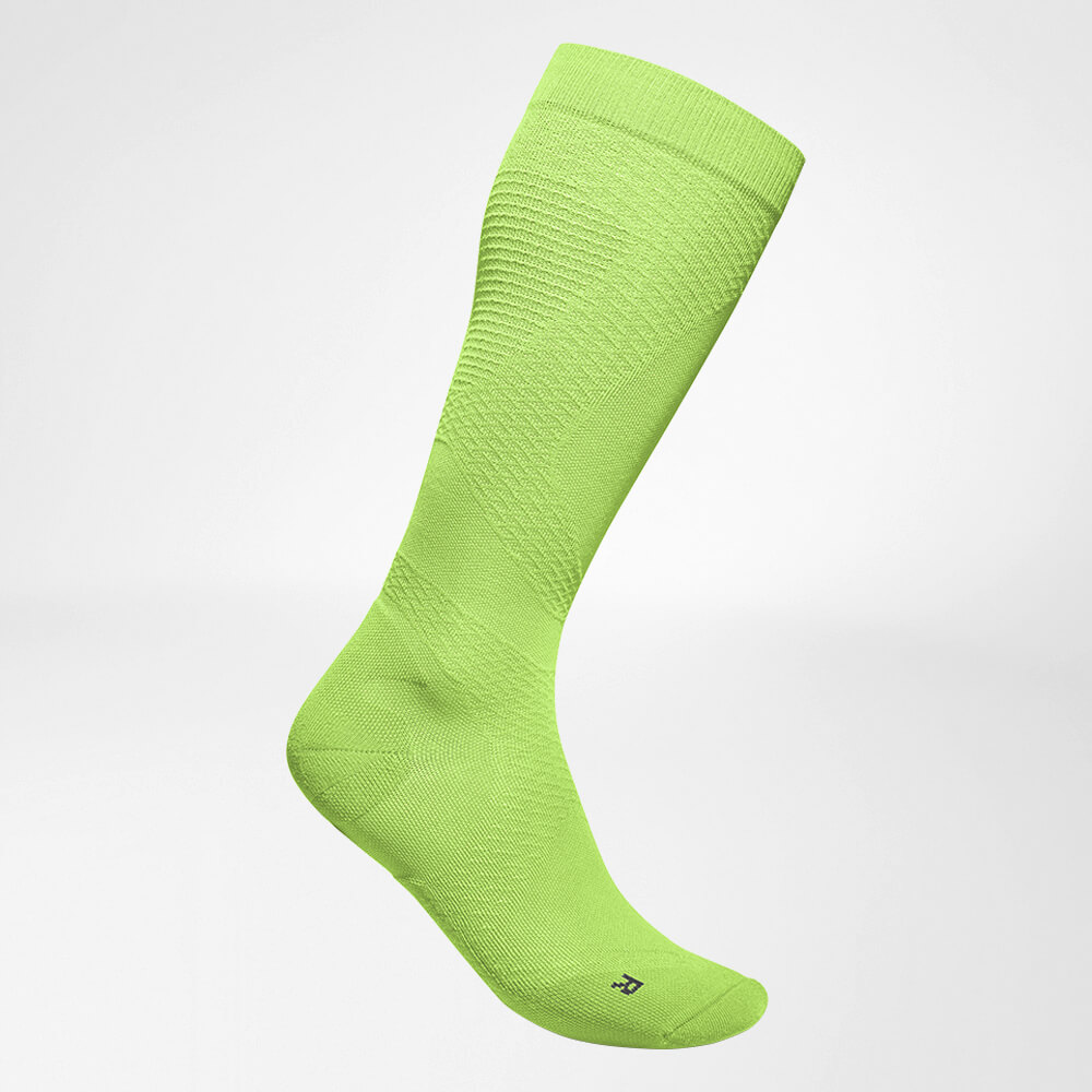 Compressiesokken Sport Ultralight Limegreen zijaanzicht Lateraal volledig uitzicht op de groene luchtige gebreide compressiesokken om te rennen