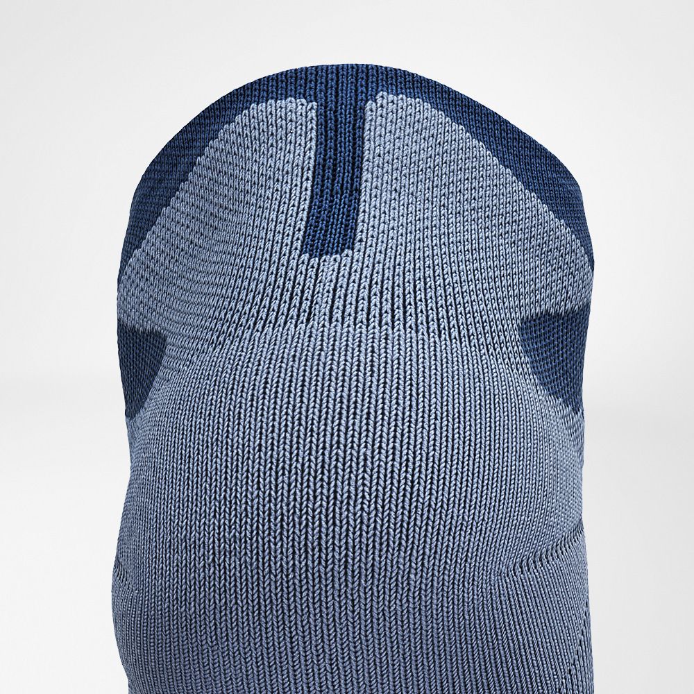 Gedetailleerd beeld van de achillespeesbeschermingszone van de blauwe short -loop sokken