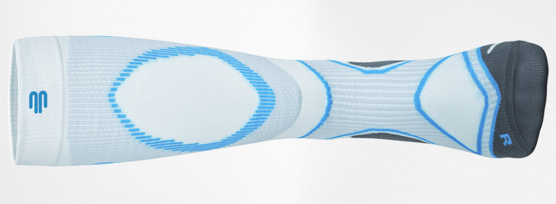 Compressiebedrijf om wit-blauw kruisdetails uit te voeren Voorkant Volledig uitzicht op de witte -blue compressiekousen om te draaien - liggend aan de zijkant