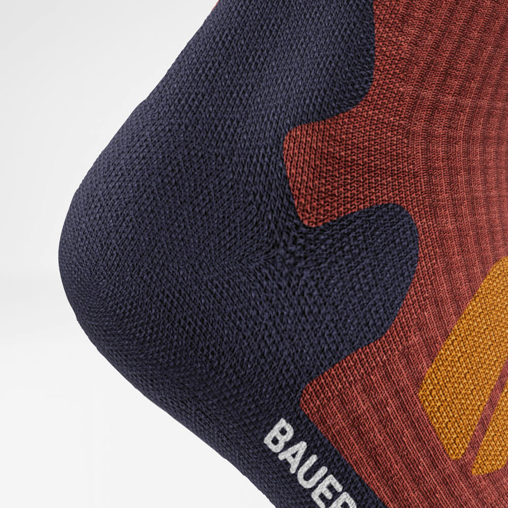 Close-up van de hiel van de Merino Outdoor Socks. Het versterkte hielgedeelte zorgt voor stabiliteit, een perfecte pasvorm en drukverlichting bij elke stap.