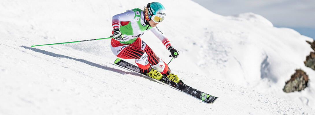 Lichte skisokken voor skiën Atleet op een ski-afdalingroute