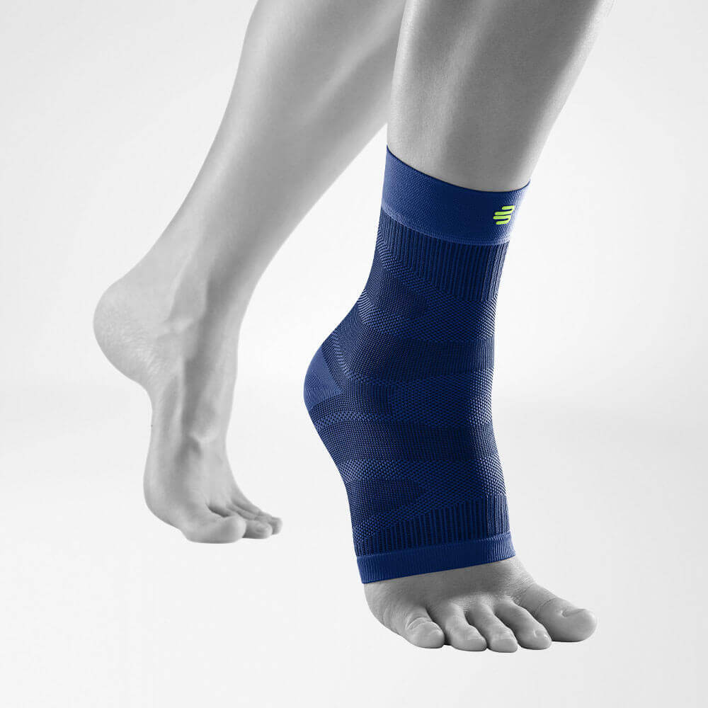 Komplettansicht der dunkelblauen Compression Ankle Support an einem stilisierten grauen Bein