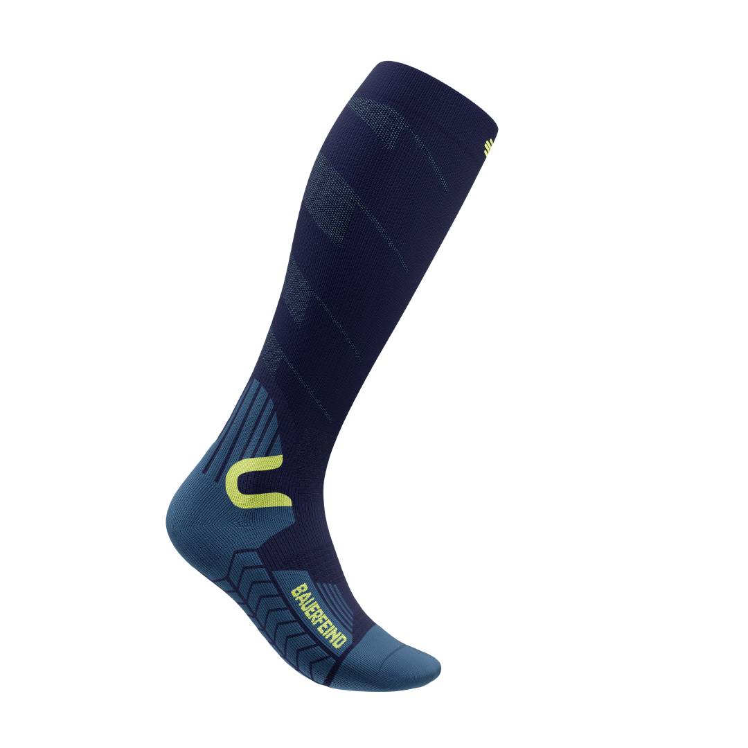 De Bauerfeind Ski Touring Compression Socks Blauwe skisokken tegen een witte achtergrond