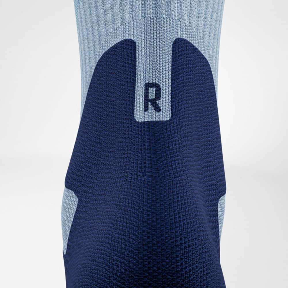 Merino-wandelsokken van middellange lengte lichtblauw detail achilles comfort Gedetailleerde opname van de Achilles Comfort Zone van de lichtblauwe medium -lengte merino - wandelsokken