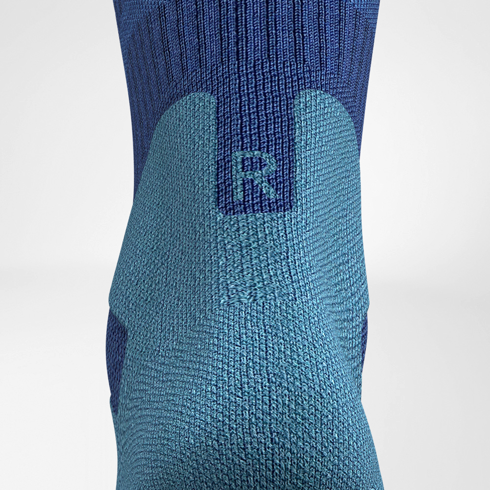 Merino-wandelsokken van middellange lengte lichtblauw detail achilles comfort Gedetailleerde opname van de achilles comfortzone van de donkerblauwe medium -lengte merino - wandelsokken