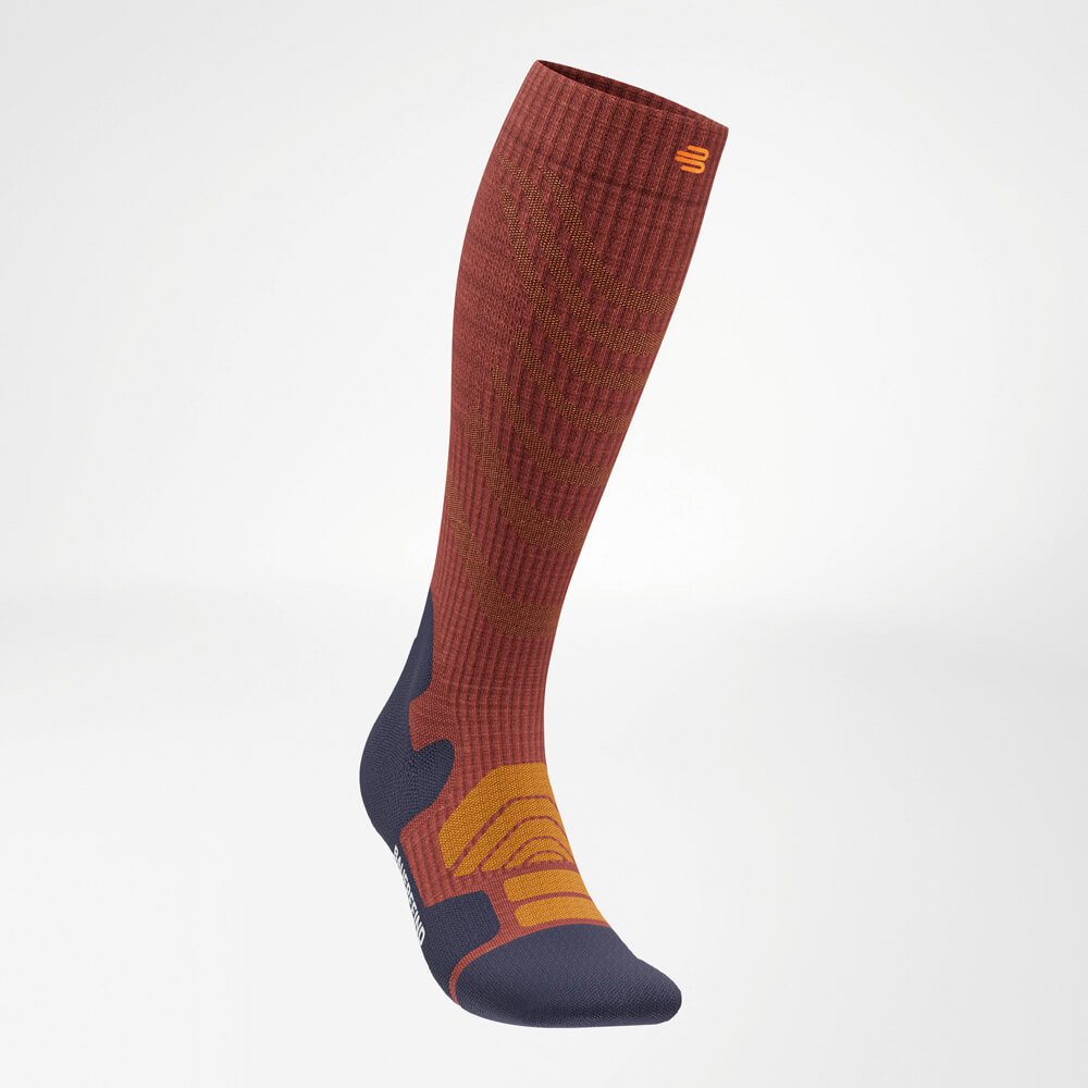 De Merino Outdoor Socks in granaat in een diagonale vooraanzicht vanaf links, met focus op de ergonomische pasvorm en het aantrekkelijke kleurpatroon.