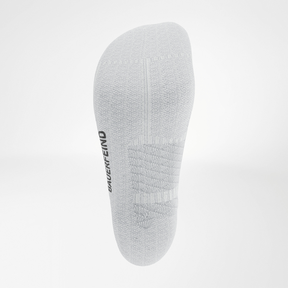 Achteraanzicht van de Run Performance Midcut Socks in zwart met rode details. De zool is ontworpen met een functionele breistructuur, en het Bauerfeind-logo is duidelijk zichtbaar aan de zijkant.