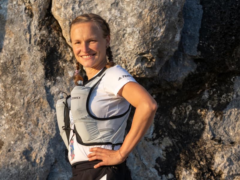 Hahner: Trailrunning in the Blood Hahner -post voor een rotswand