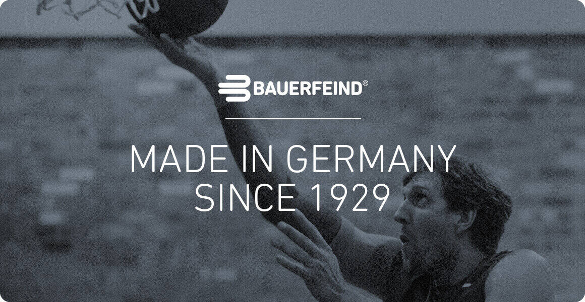 Dirk Nowitzki het Bauerfeind -logo en de tekst "Made in Duitsland sinds 1929" in de mand in zwart en wit hierboven