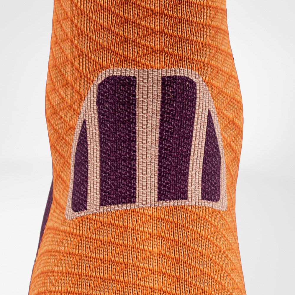 Trailrun Running Socks Purple-Orange Detail Achilles Comfort Gedetailleerd beeld van het Achilles -huwelijksgebied van de Purple -Orange Trail Run - Running Socks